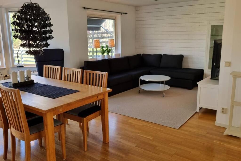 Trivsamt Parhus I Lugnt Omrade Inne I Tranas! Exterior foto