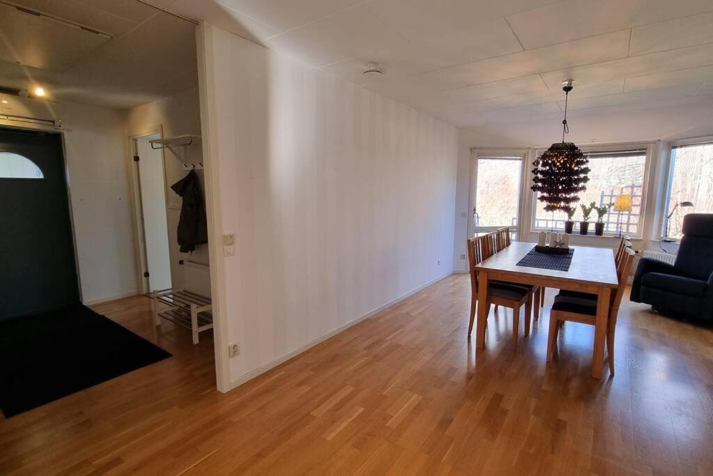 Trivsamt Parhus I Lugnt Omrade Inne I Tranas! Exterior foto