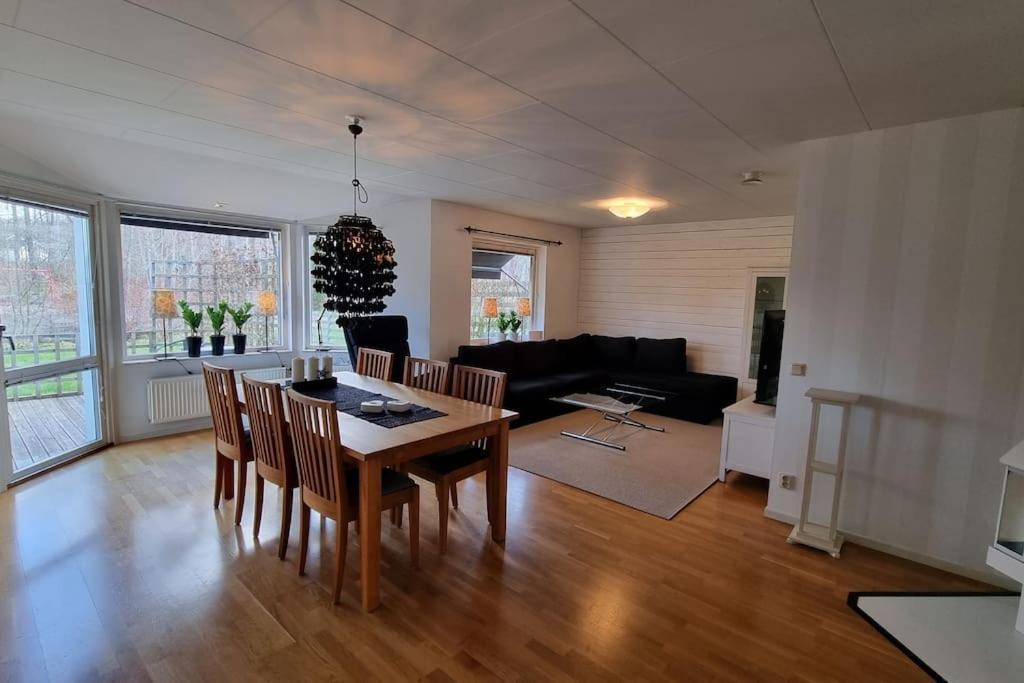 Trivsamt Parhus I Lugnt Omrade Inne I Tranas! Exterior foto